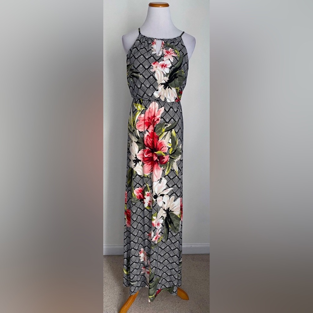 Beautiful maxi floral whbm maxi dress!